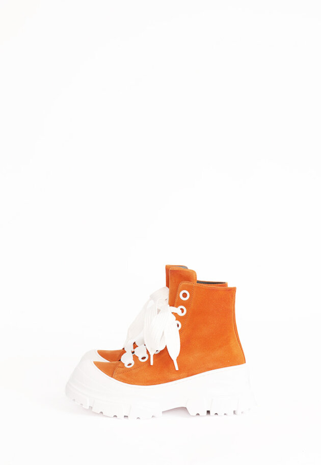 Bootie in suede with a chunky white sole and laces