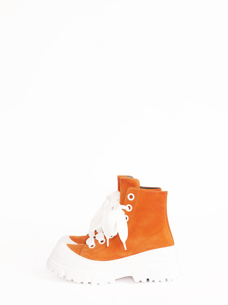 Bootie in suede with a chunky white sole and laces