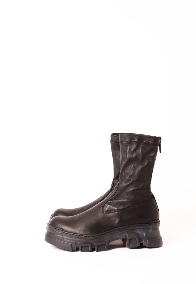 Boot with a chunky sole, zipper and stretch skin