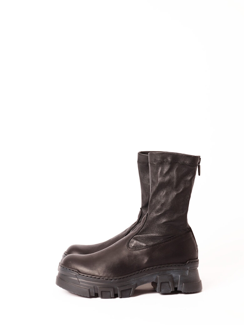 Boot with a chunky sole, zipper and stretch skin