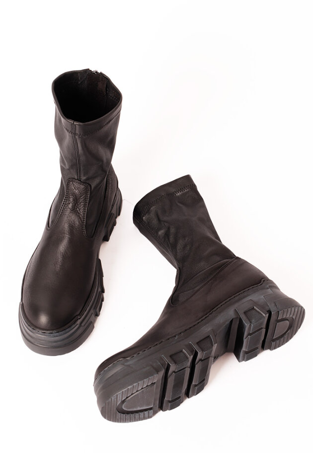 Boot with a chunky sole, zipper and stretch skin