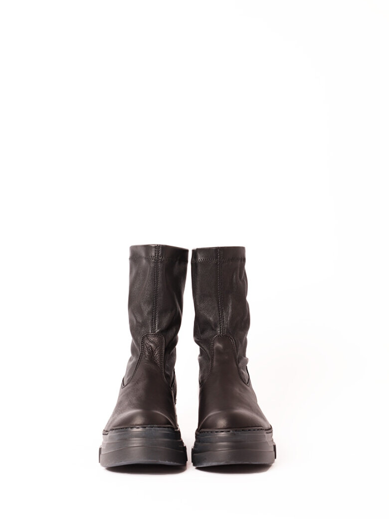 Boot with a chunky sole, zipper and stretch skin