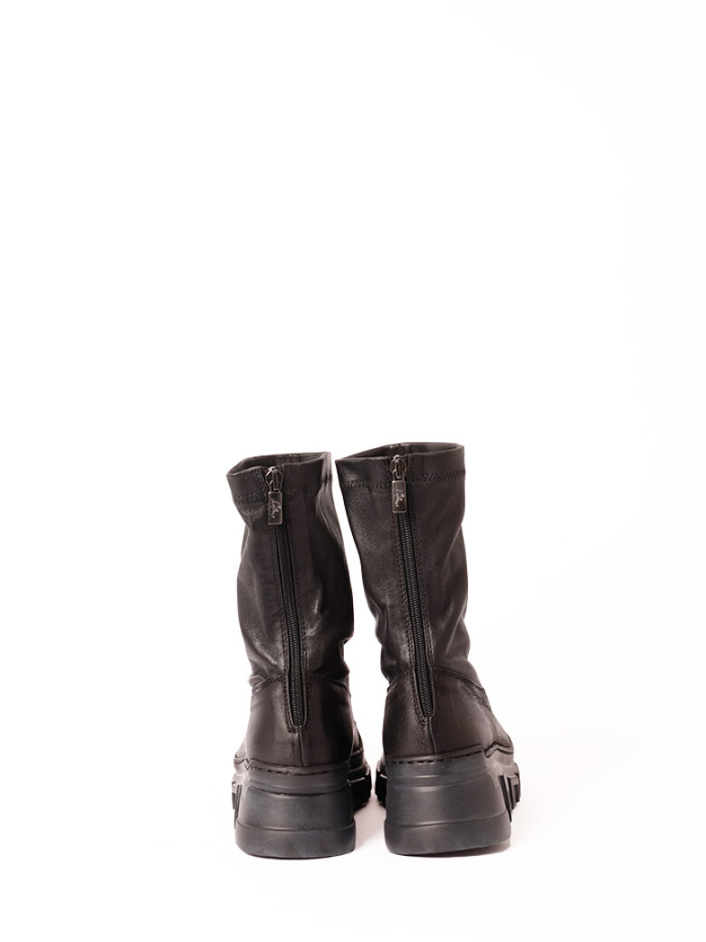 Boot with a chunky sole, zipper and stretch skin