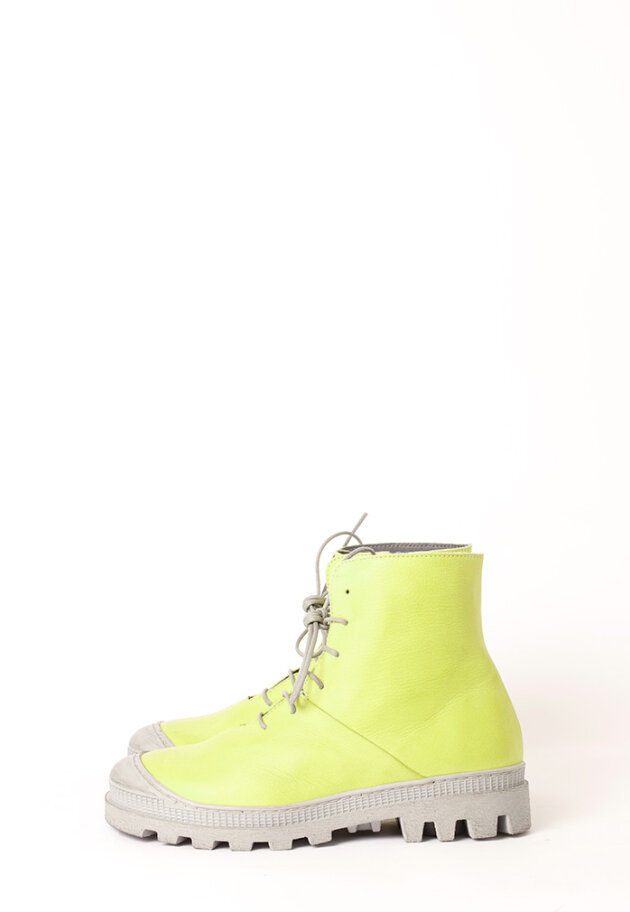 Bootie with a strong rubber sole and laces