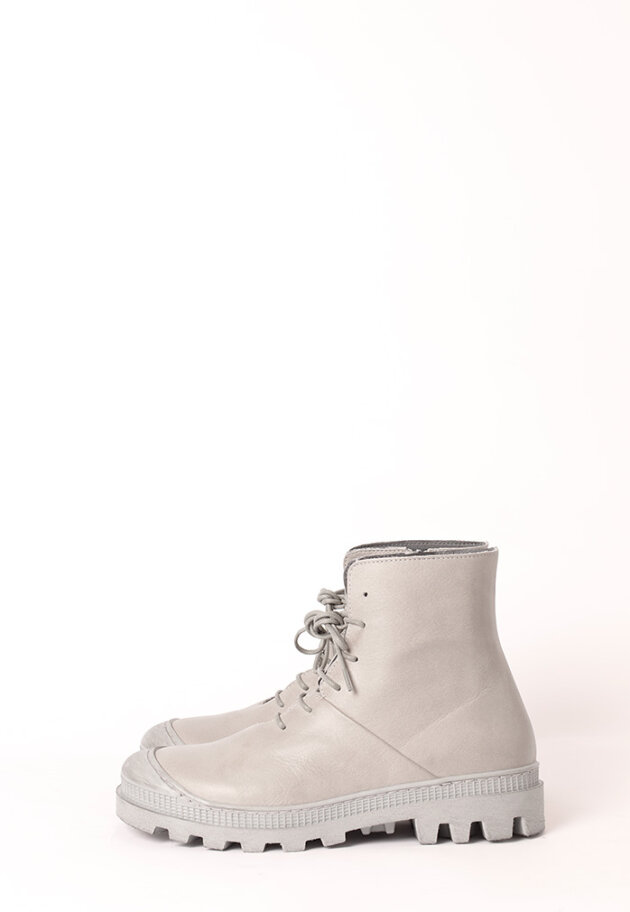 Bootie with a strong rubber sole and laces