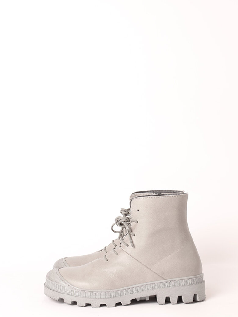 Bootie with a strong rubber sole and laces