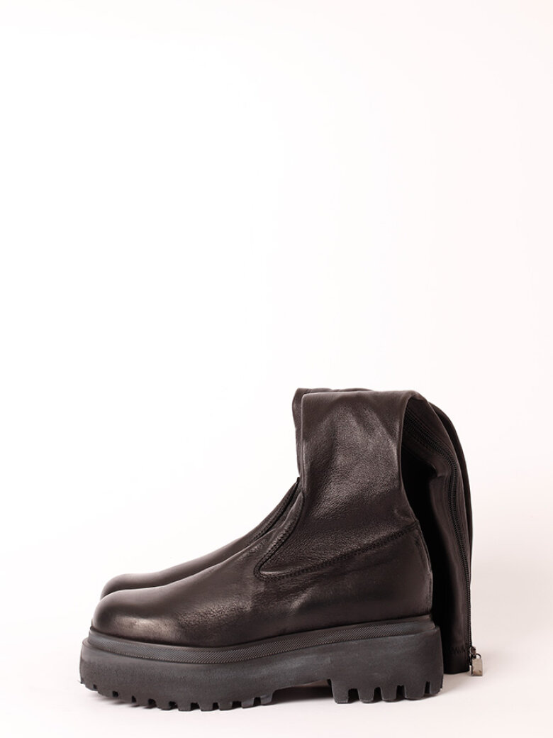 Lofina - Long boot with stretch skin and a zipper