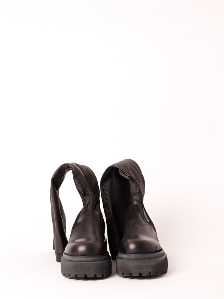 Lofina - Long boot with stretch skin and a zipper