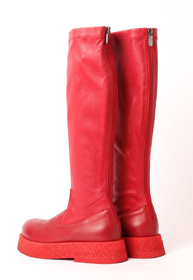 Long boot with a light sole, zipper and stretch skin