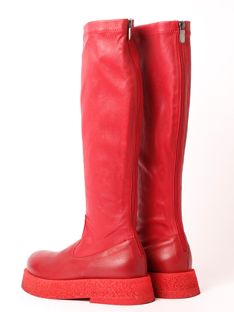 Long boot with a light sole, zipper and stretch skin