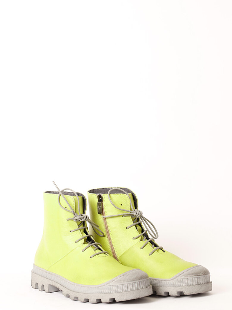 Bootie with a strong rubber sole and laces