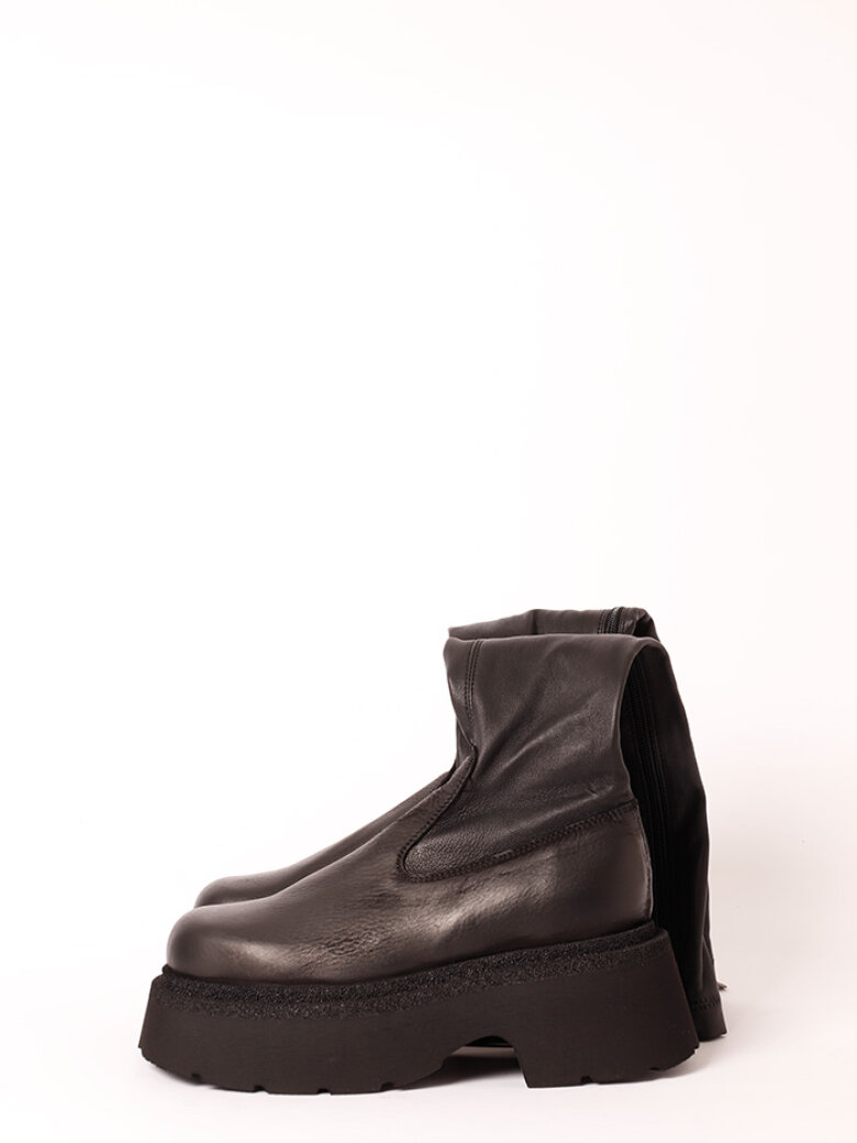 Lofina - Boot with stretch skin and a zipper