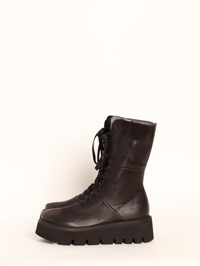 Lofina - Boot with a chunky sole, laces and a zipper