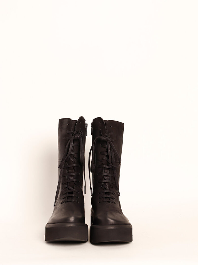 Lofina - Boot with a chunky sole, laces and a zipper