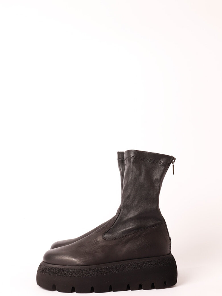 Lofina - Boot with a chunky sole, zipper and stretch skin