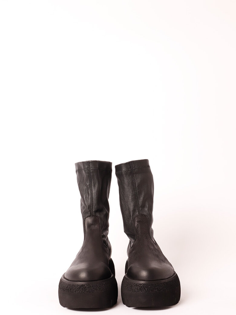 Lofina - Boot with a chunky sole, zipper and stretch skin