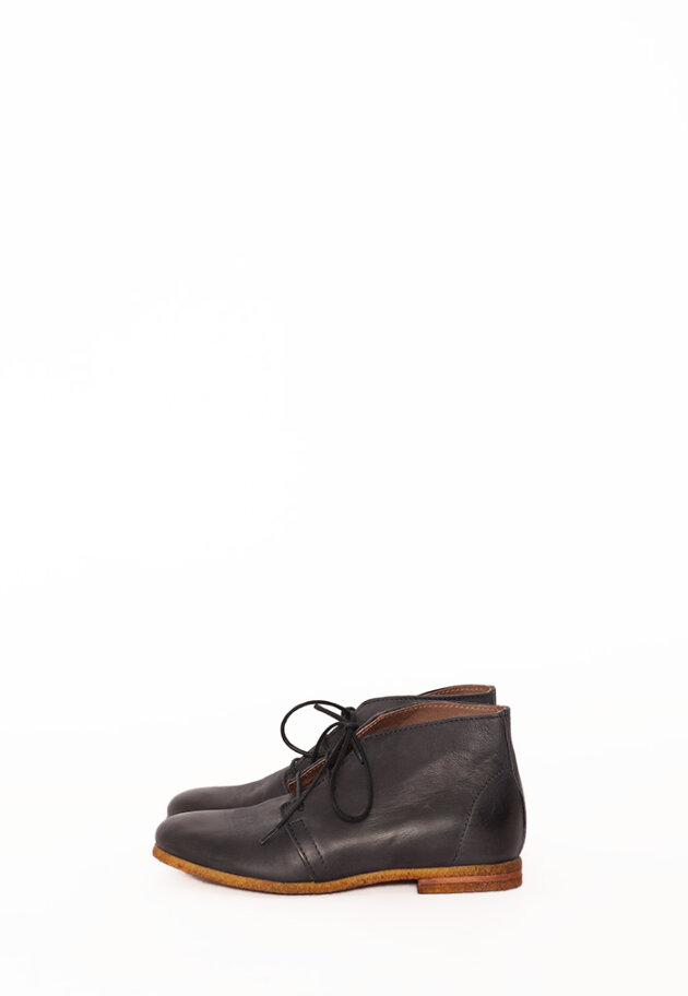 Desert boot with raw rubber sole