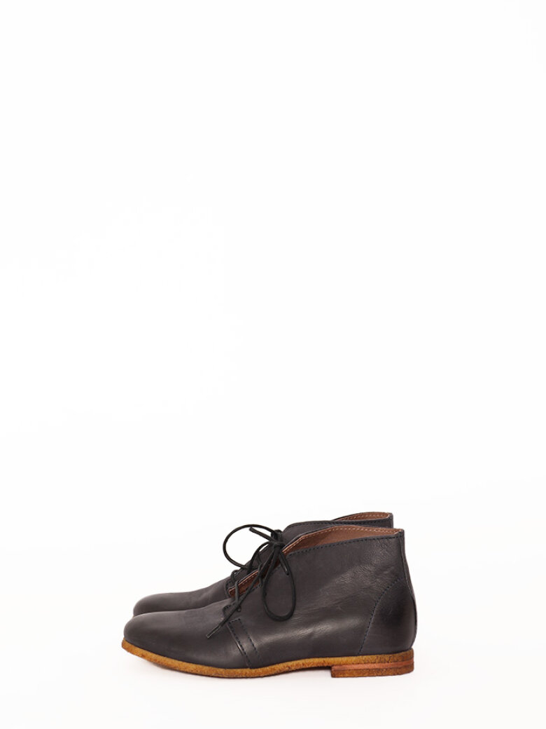 Desert boot with raw rubber sole