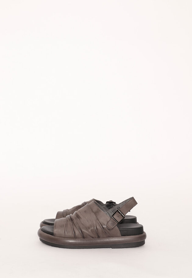 Lofina sandal with a buckle