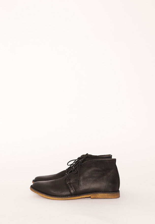 Desert boot with a raw rubber sole