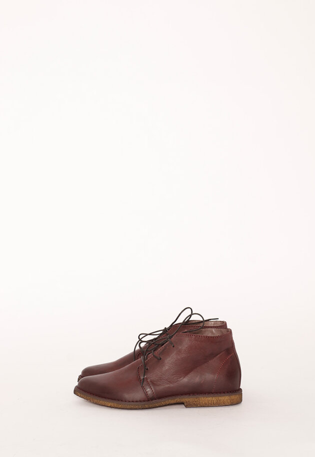 Desert boot with a raw rubber sole