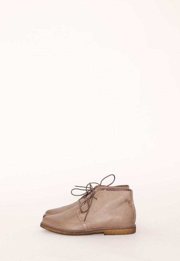 Desert boot with a raw rubber sole