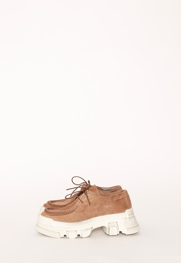 Shoe in suede with a white chunky sole and laces