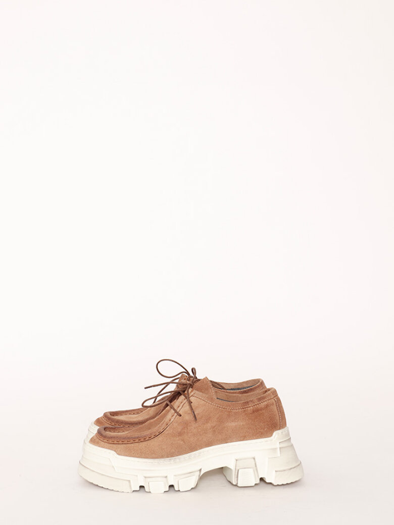 Shoe in suede with a white chunky sole and laces