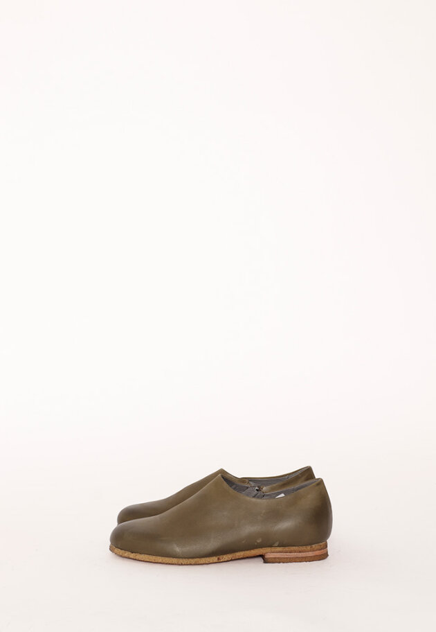 Shoe with a raw rubber sole