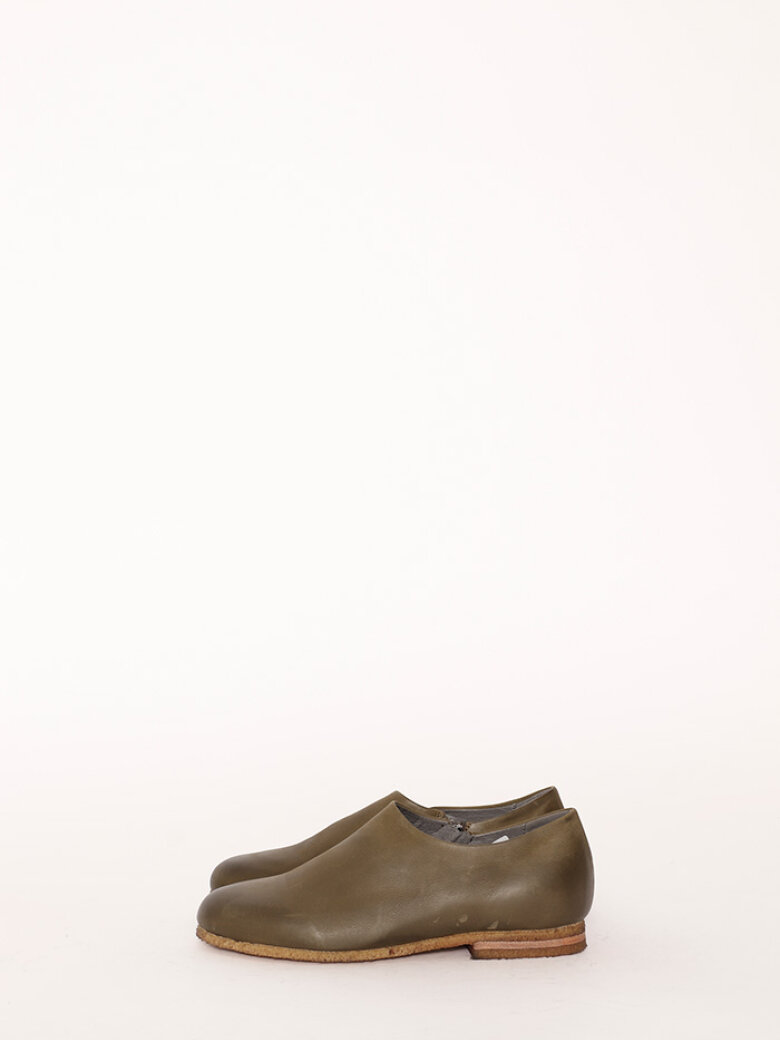 Shoe with a raw rubber sole