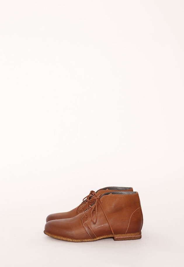 Desert boot with a raw rubber sole