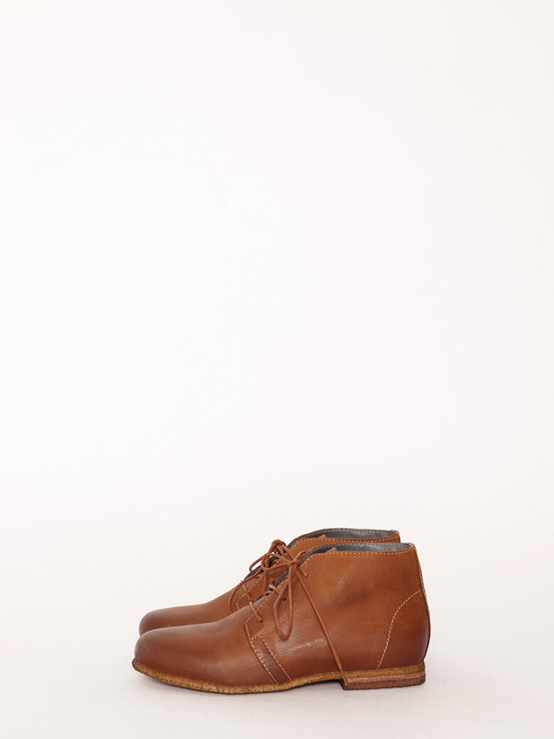 Desert boot with a raw rubber sole