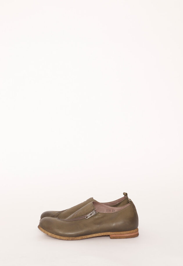 Shoe with a raw rubber sole