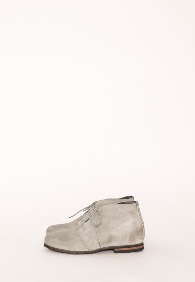 Desert boot with a raw rubber sole