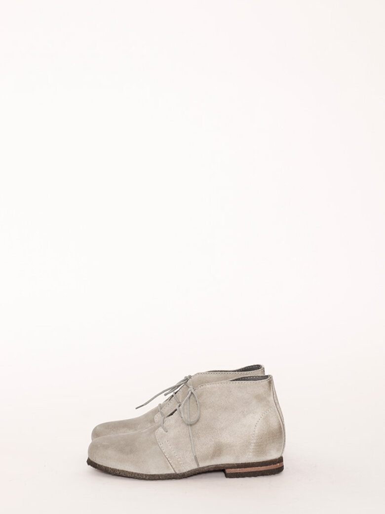 Desert boot with a raw rubber sole