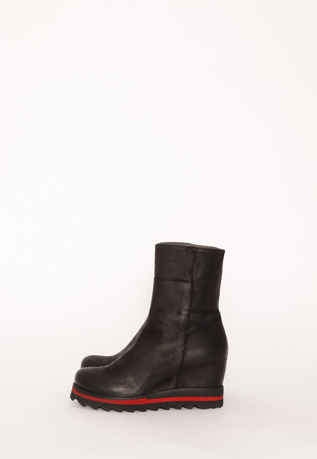 Bootie with a wedge heel and zipper