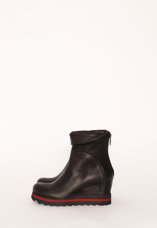 Bootie with a wedge heel and zipper