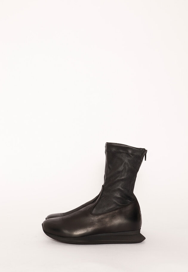 Boot with a micro sole and stretch leather