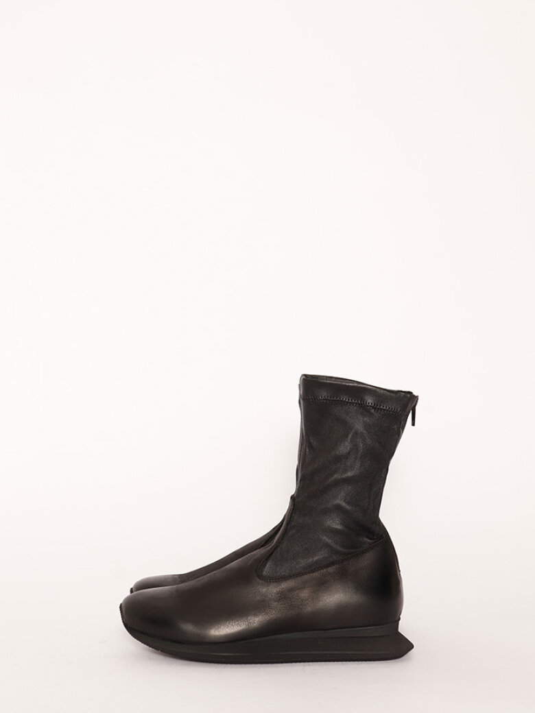 Boot with a micro sole and stretch leather