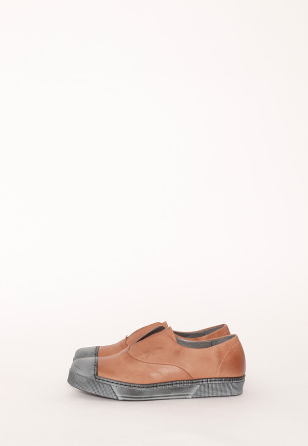 Shoe in suede with rubber sole