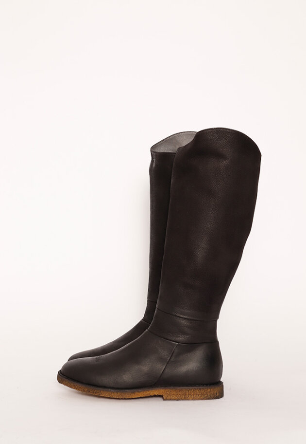 Classic long boot with a raw rubber sole