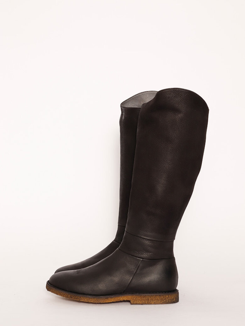 Classic long boot with a raw rubber sole