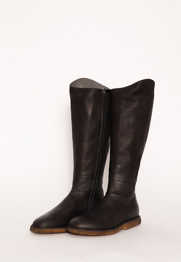 Classic long boot with a raw rubber sole