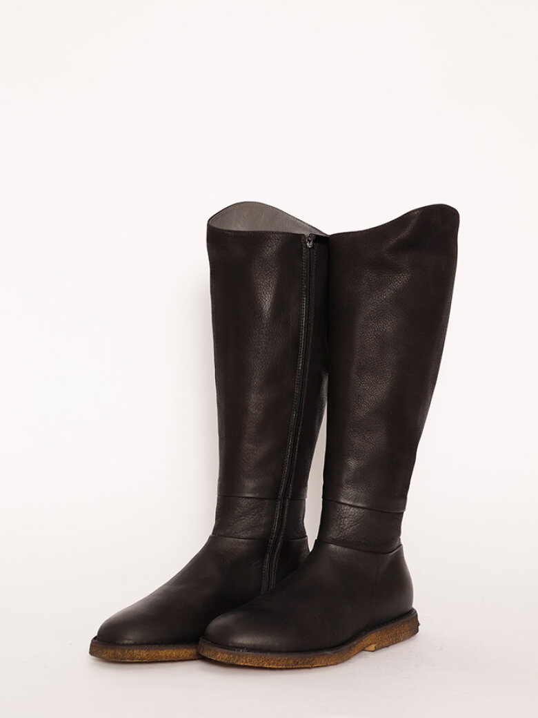 Classic long boot with a raw rubber sole