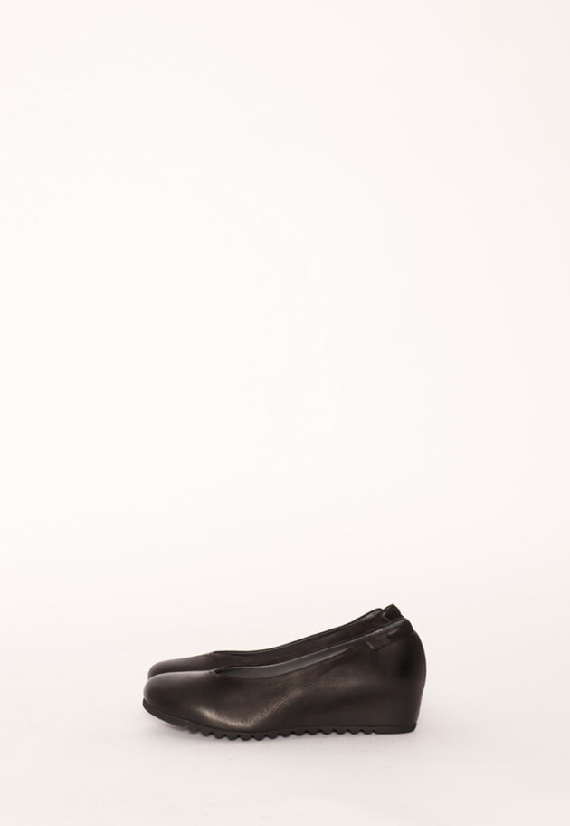 Lofina shoe with a wedge heel