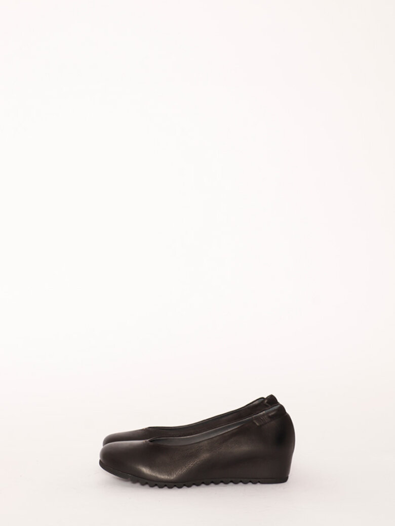 Lofina shoe with a wedge heel