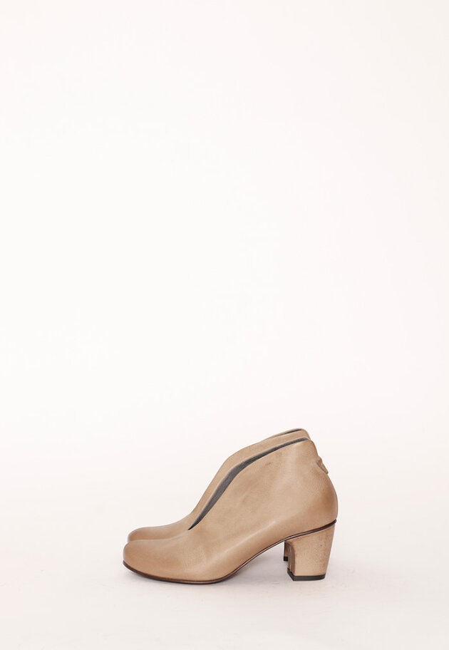 Shoe with heel and a deep cut