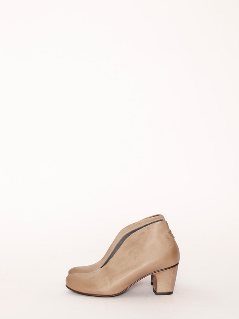 Shoe with heel and a deep cut