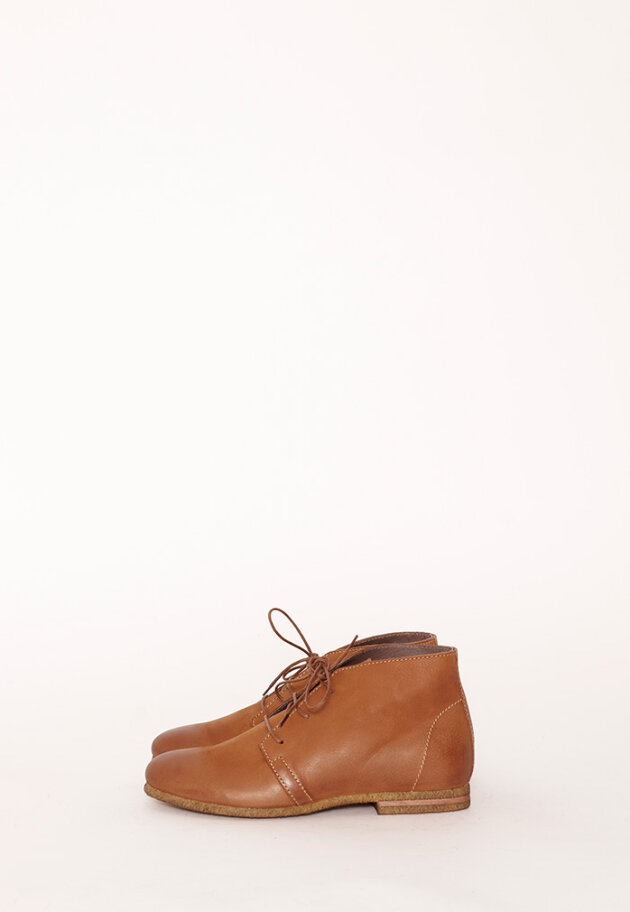 Desert boot with a raw rubber sole