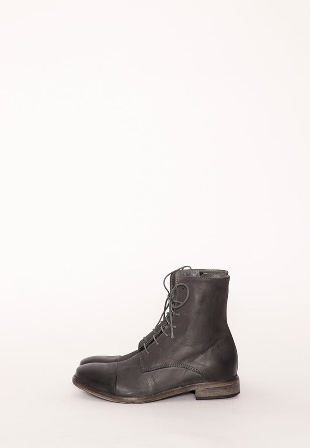 Boot with laces, zipper and a leather sole